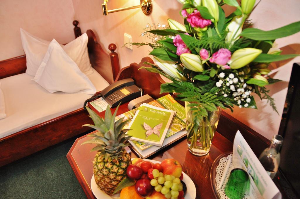 Flair-Hotel Waldfrieden Oberweißbach Buitenkant foto