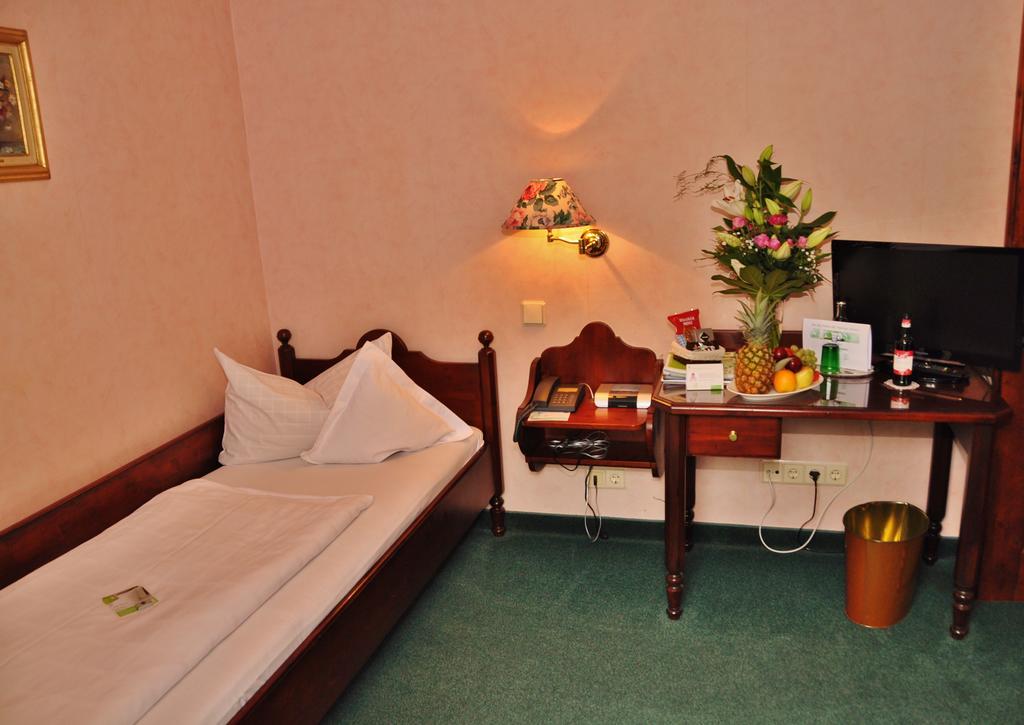 Flair-Hotel Waldfrieden Oberweißbach Buitenkant foto