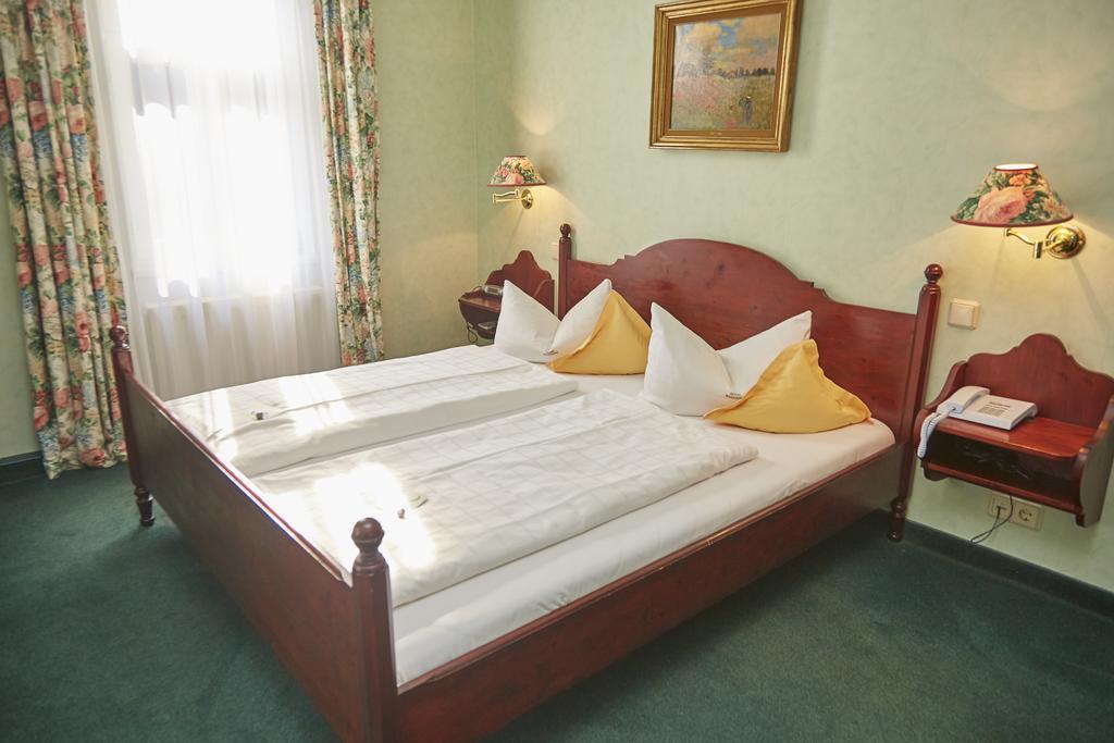 Flair-Hotel Waldfrieden Oberweißbach Buitenkant foto