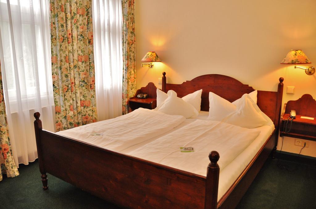 Flair-Hotel Waldfrieden Oberweißbach Buitenkant foto