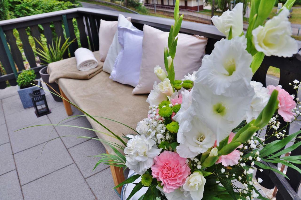 Flair-Hotel Waldfrieden Oberweißbach Buitenkant foto