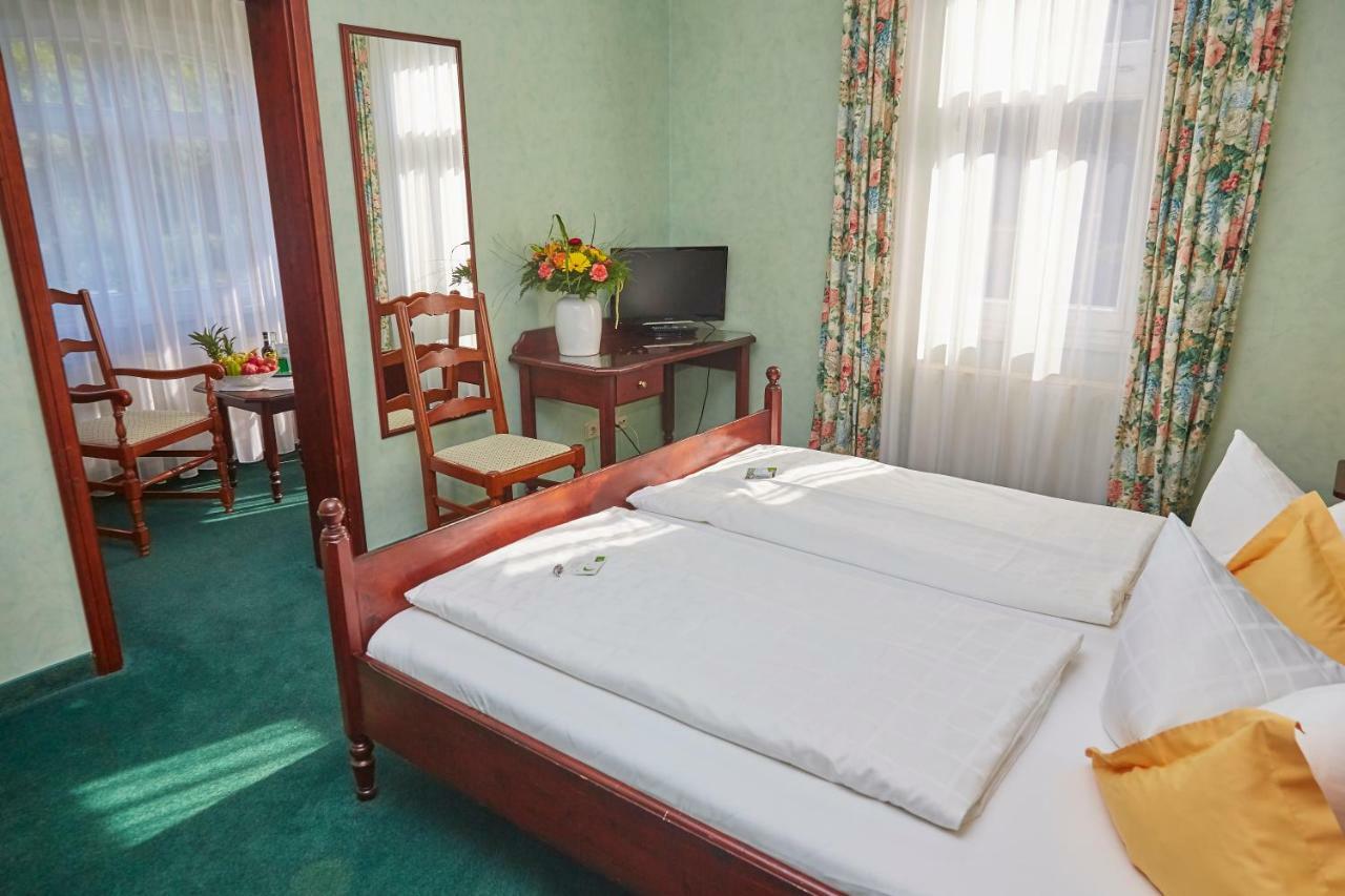 Flair-Hotel Waldfrieden Oberweißbach Buitenkant foto